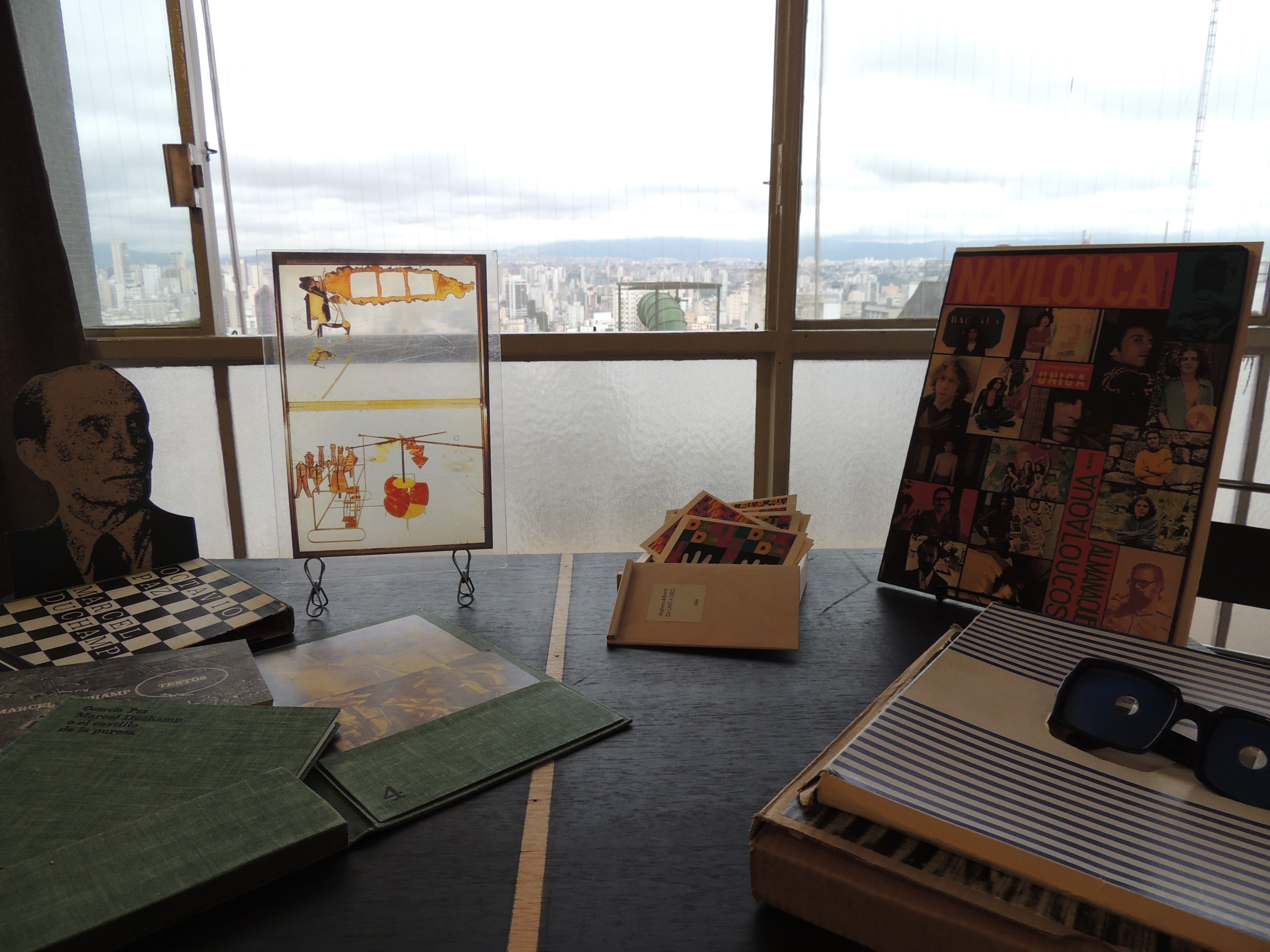 Mesa com Duchamp, Boetti, Navilouca e Julio LeParc