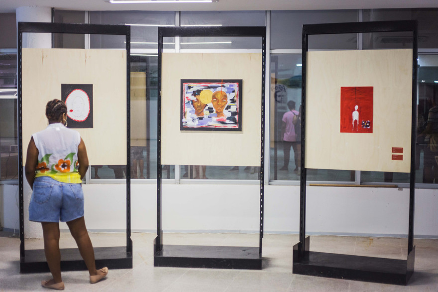Obras de Vitória Sena na exposição "Corpos Furiosos", curadoria de Dhiovana Barroso e Marissa Noana, Fortaleza (CE) (Foto: Levante Nacional Trovoa)