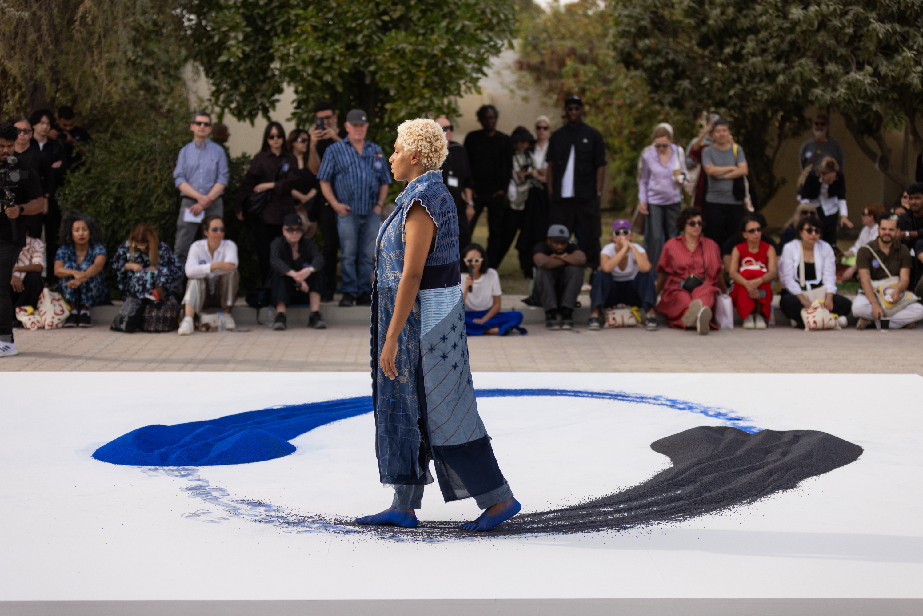 Luana Vitra, "Ferro [2]", 2025. Performance com grãos de ferro e pigmento azul. Bienal de Sharjah, Emirados Árabes. Foto: Ivan Erofeev. © cortesia da Sharjah Art Foundation e Mitre Galeria.