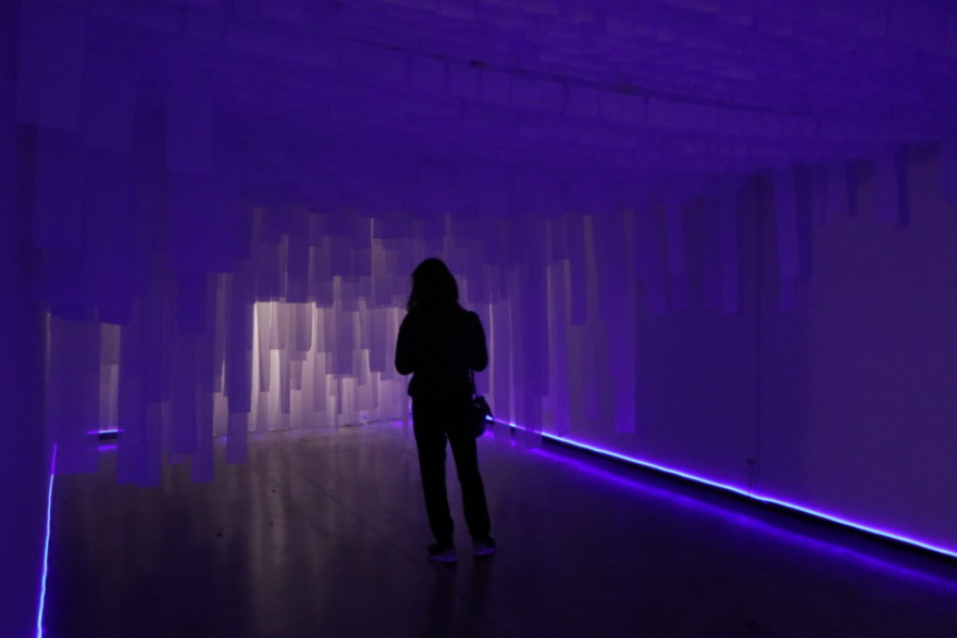 "Entre o azul e o que não me deixam/deixo esquecer" (2019), instalação de Juliana dos Santos (Foto: Cortesia do artista)