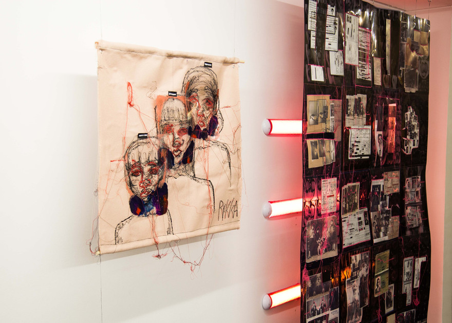 Obras de Rycca Lee na exposição "A noite não adormecerá jamais nos nossos olhos", curadoria de Carollina Lauriano, São Paulo (SP) (Foto: Levante Nacional Trovoa)