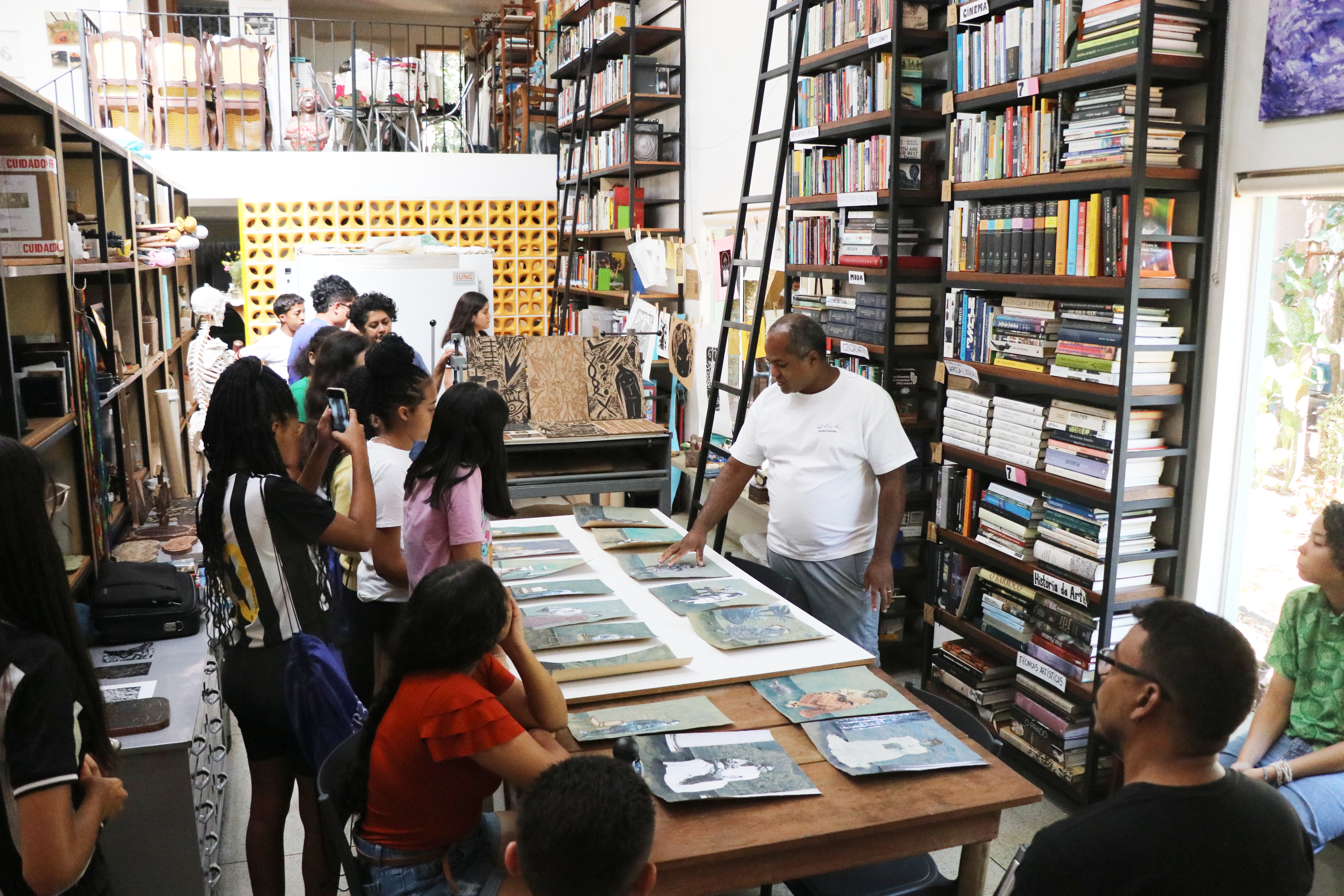 Guided visit to Sertão Negro with Dalton Paula. Photo: Jhony Aguiar/courtesy of Cerrado Galeria