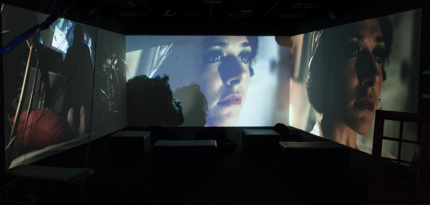 "Assíntonas", 2014, videoinstalação de Anna Costa e Silva (Foto: Cortesia da artista)