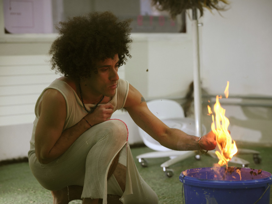 "Sob seus pés" (2019), Linga Acácio (Foto: Cortesia dx artista)