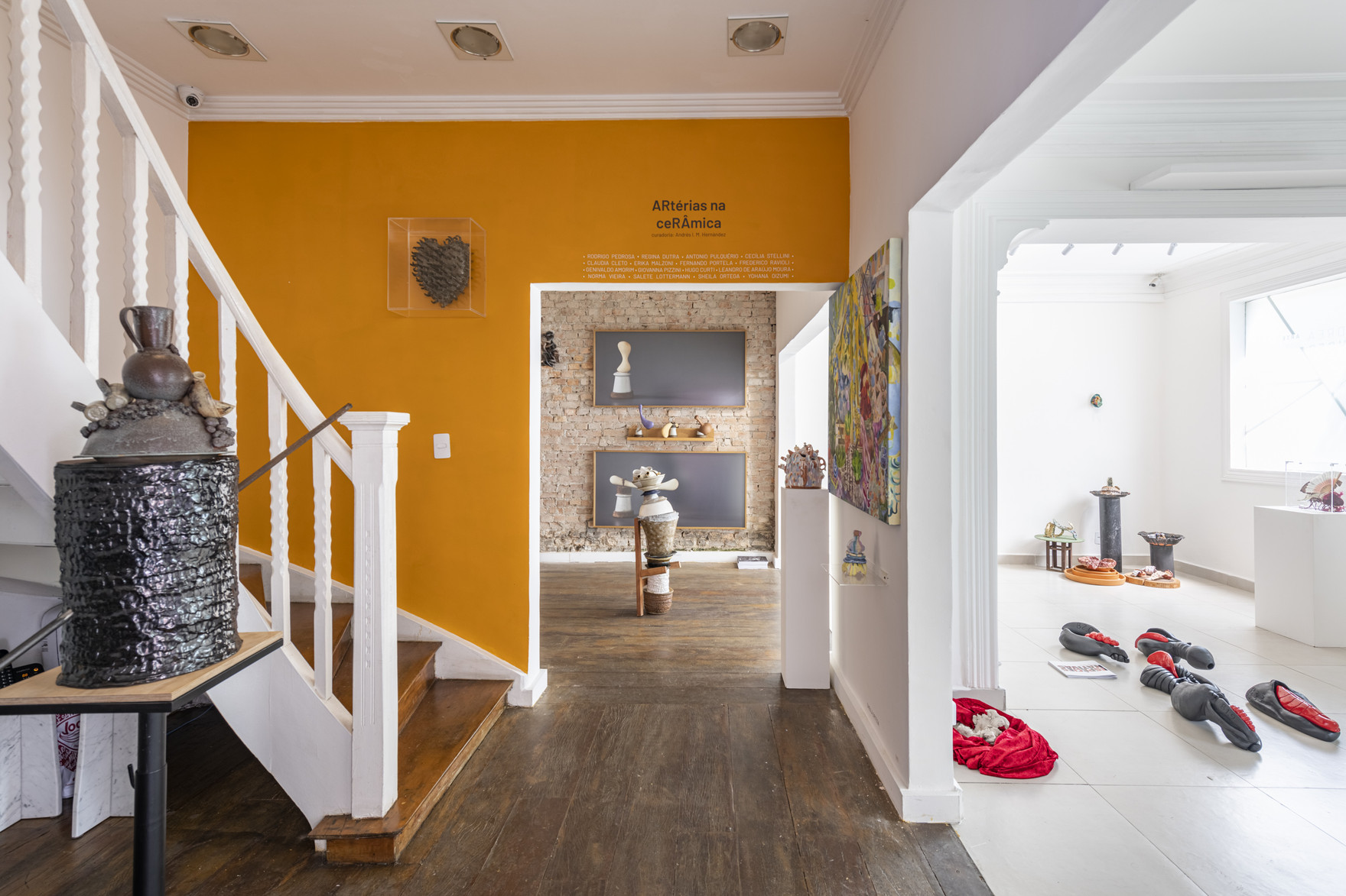 View of "ARtérias na ceRÂmica" at the Andrea Rehder gallery in 2022. Photo: Raul Fonseca