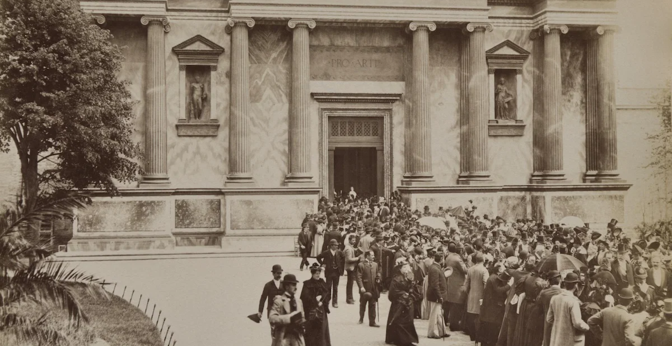 A entrada da Bienal de Veneza, do álbum de recortes de Isabella Stewart Gardner, 1895. © Isabella Stewart Gardner Museum / Bridgeman Images