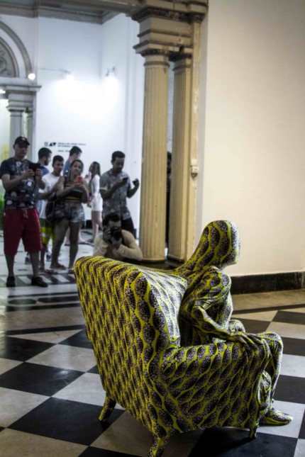 "Sem título" (2019), objeto-Performance de Rafael Bqueer (Foto: Lorena Pazzanese)