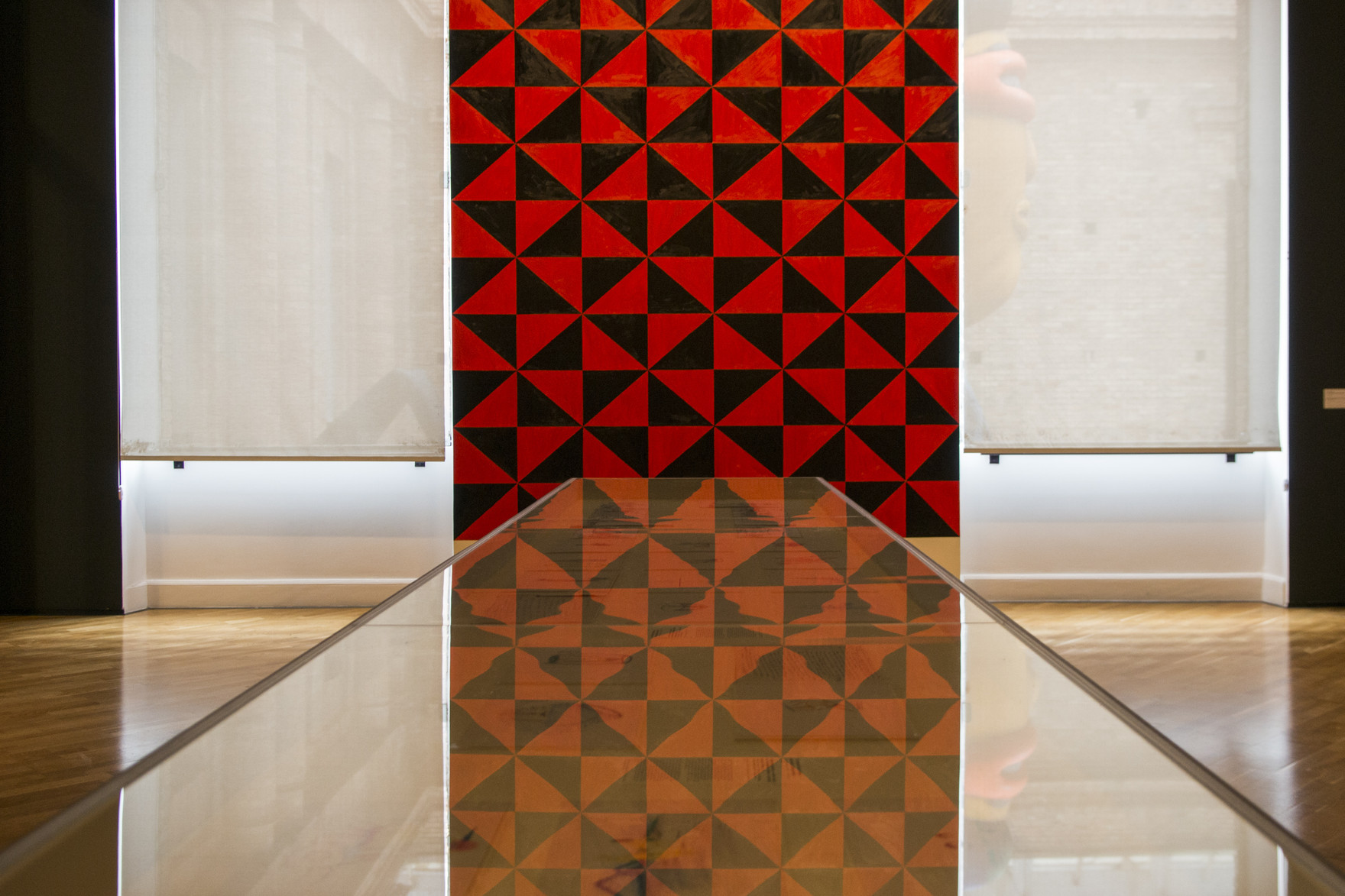 Kaya Agari, "Kalamigare (Pintura de menina moça)", 2020 (foto: Levi Fanan/Pinacoteca de São Paulo)