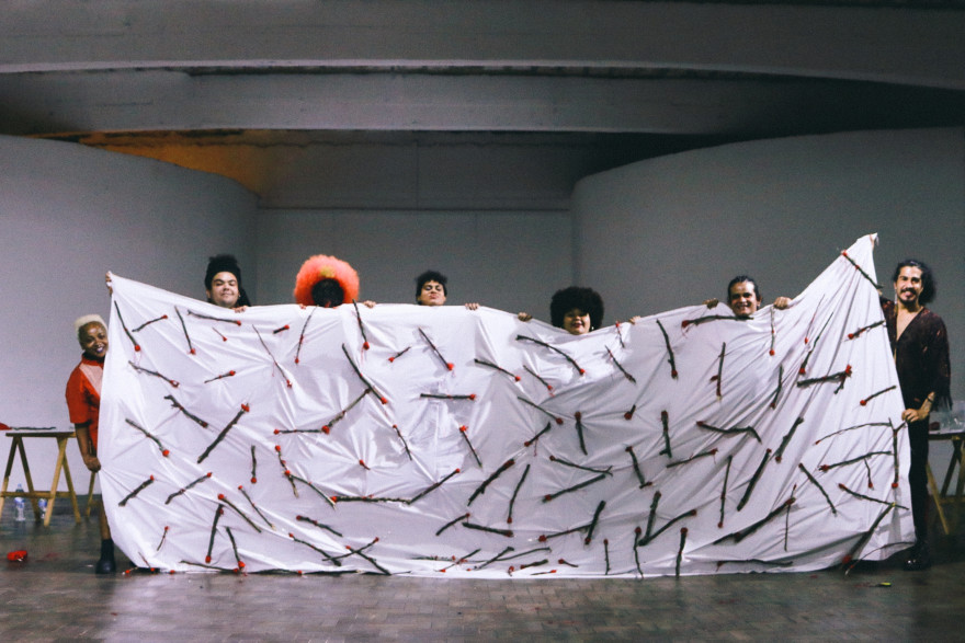 "A gente combinamos de não morrer" (2019), performance de Jota Mombaça inspirada no conto homônimo de Conceição Evaristo no livro "Olhos d'água" (Foto: Darwin Marinho)