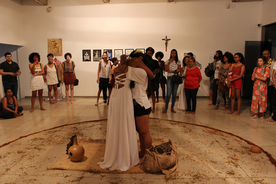 Performance de Hariel Revignet e Evelin Cristina na exposição "Das águas se faz tempestade", curadoria de Nutyelly Cena, Goiânia (GO) (Foto: Levante Nacional Trovoa)