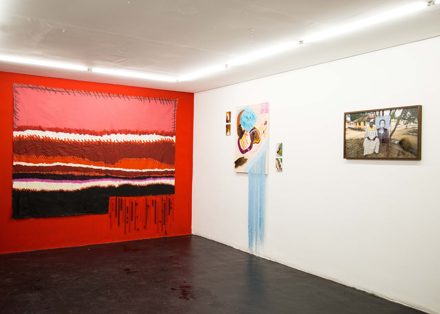 Obras de Gabriela Monteiro, Mariana Rodrigues e Aline Motta na exposição "A noite não adormecerá jamais nos nossos olhos", curadoria de Carollina Lauriano, São Paulo (SP) (Foto: Levante Nacional Trovoa)
