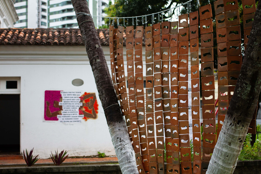 Obras de Anne Souza e Priscila Ferraz (esq.) e Deba Tacana (dir.) na exposição "Entremoveres", curadoria de Ariana Nuala e Ana Lira, Recife (PE) (Foto: Levante Nacional Trovoa)