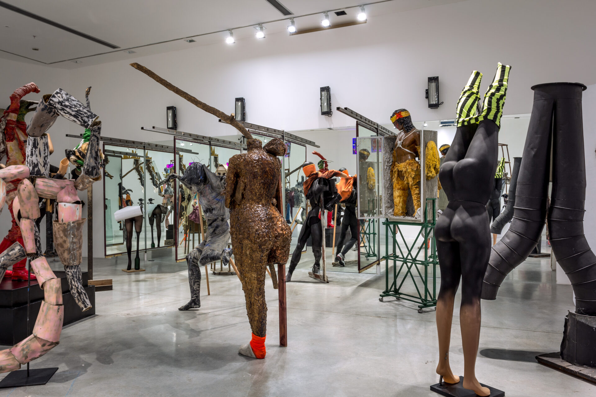 Corpo-casa: diálogos entre Carolee Schneemann, Diego Bianchi e Márcia Falcão