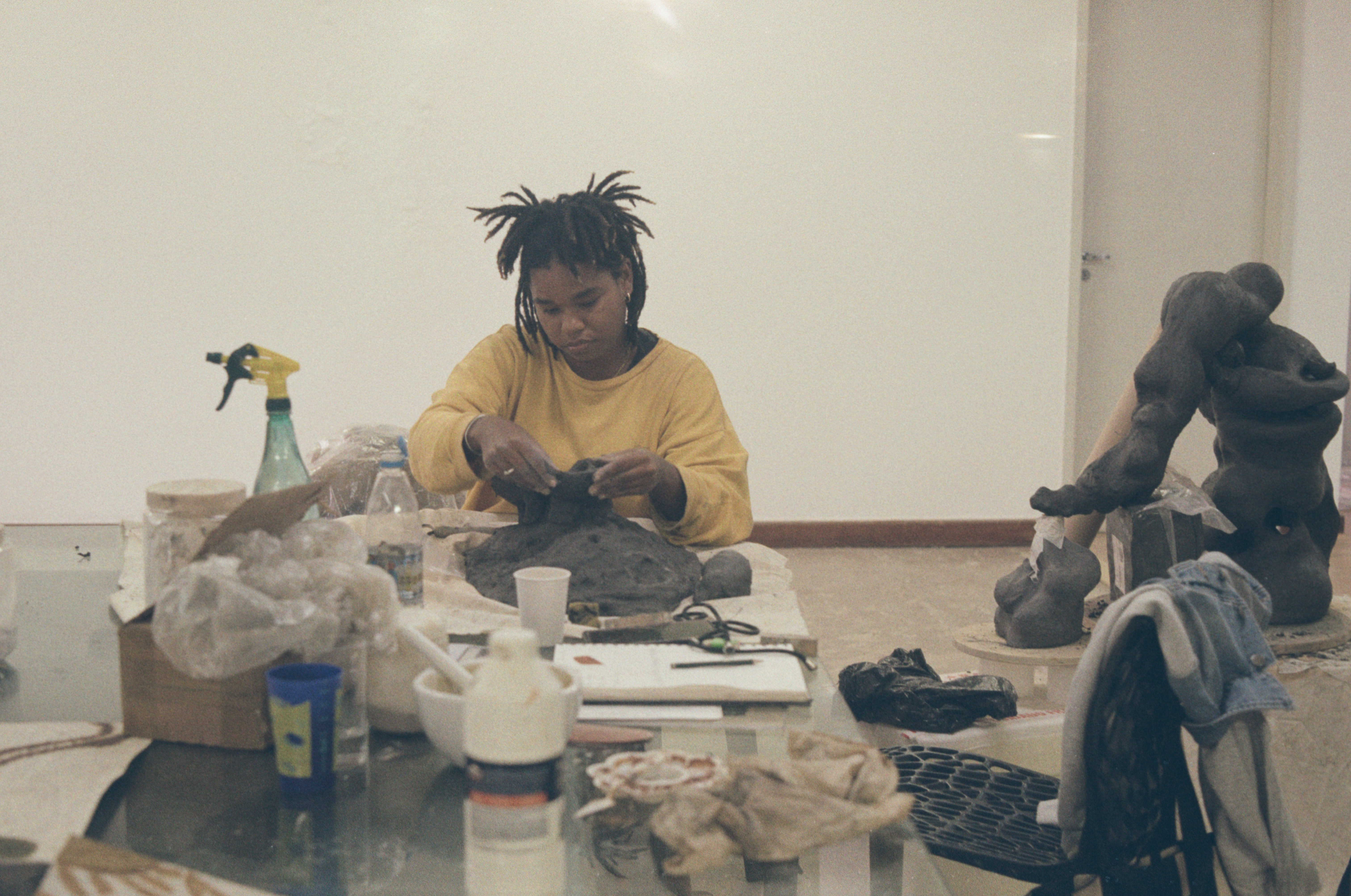 Portrait of Carla Santana at the studio © Courtesy Quadra Galeria