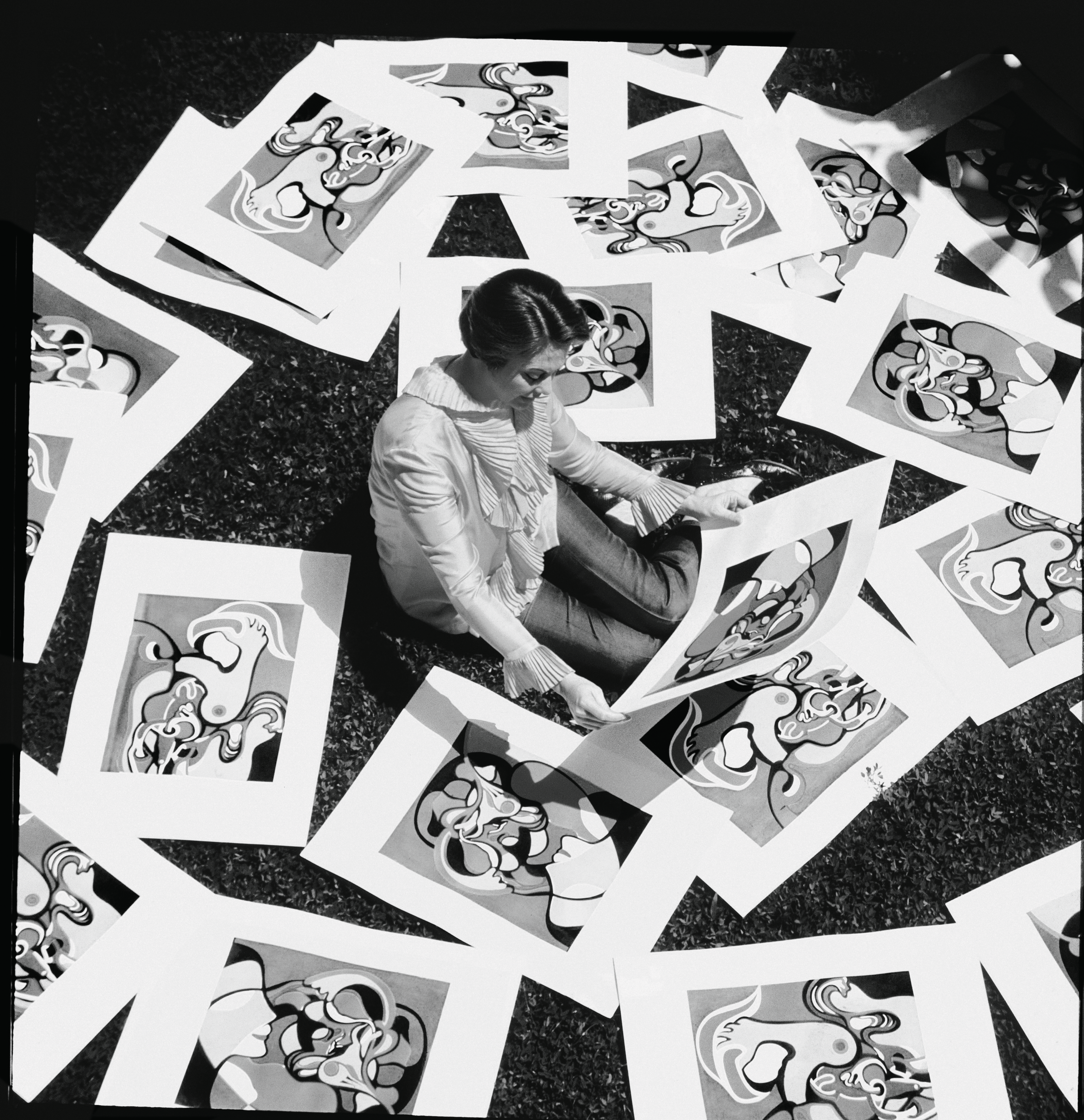 Portrait of Teresinha Soares with prints from the series “Um homem e uma mulher”, 1967. Cortesia Gomide&Co e Atelier Teresinha Soares