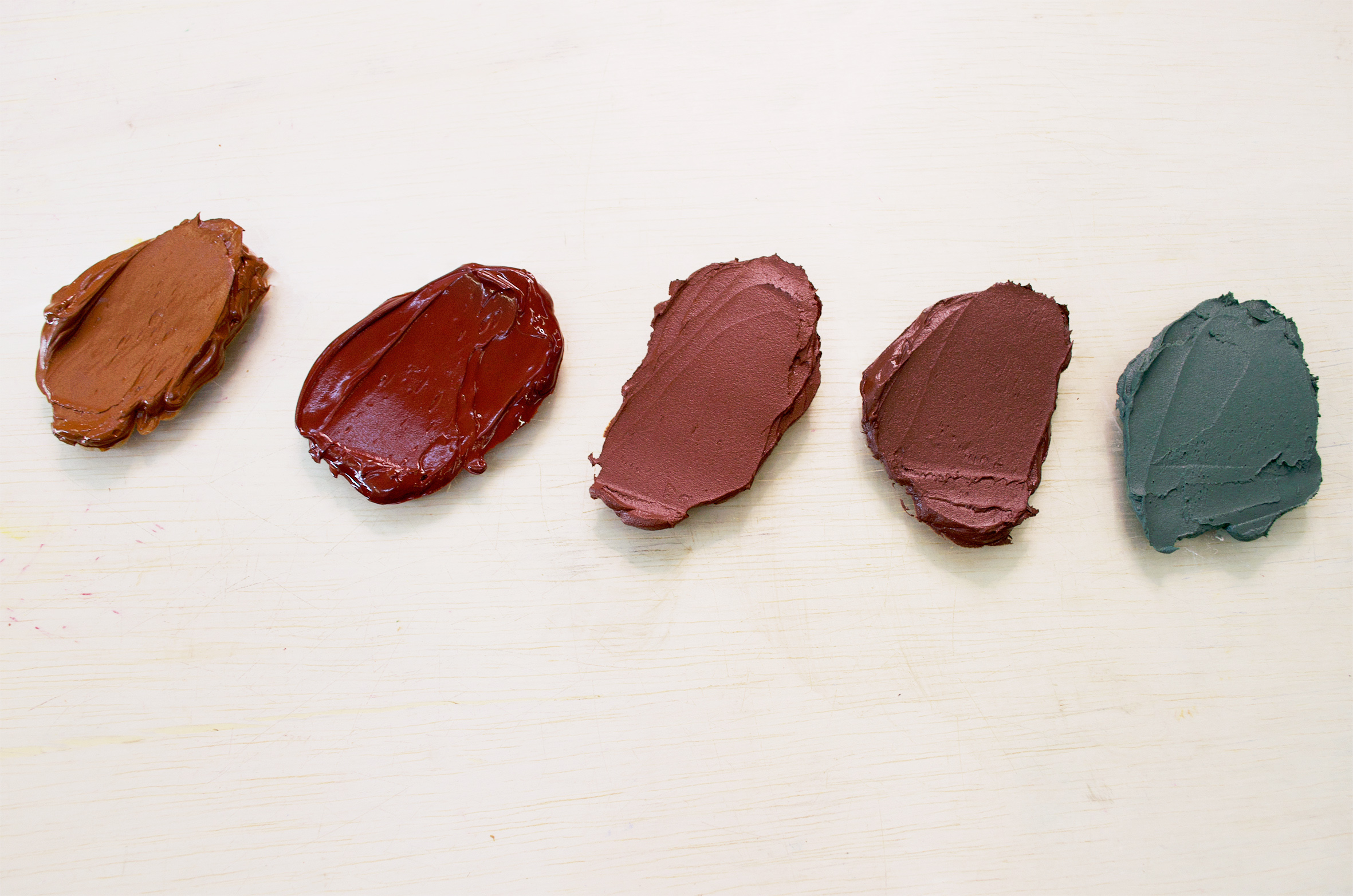 Samples of oil paint made from Brazilian natural soil by Joules & Joules © Courtesy of Joules & Joules