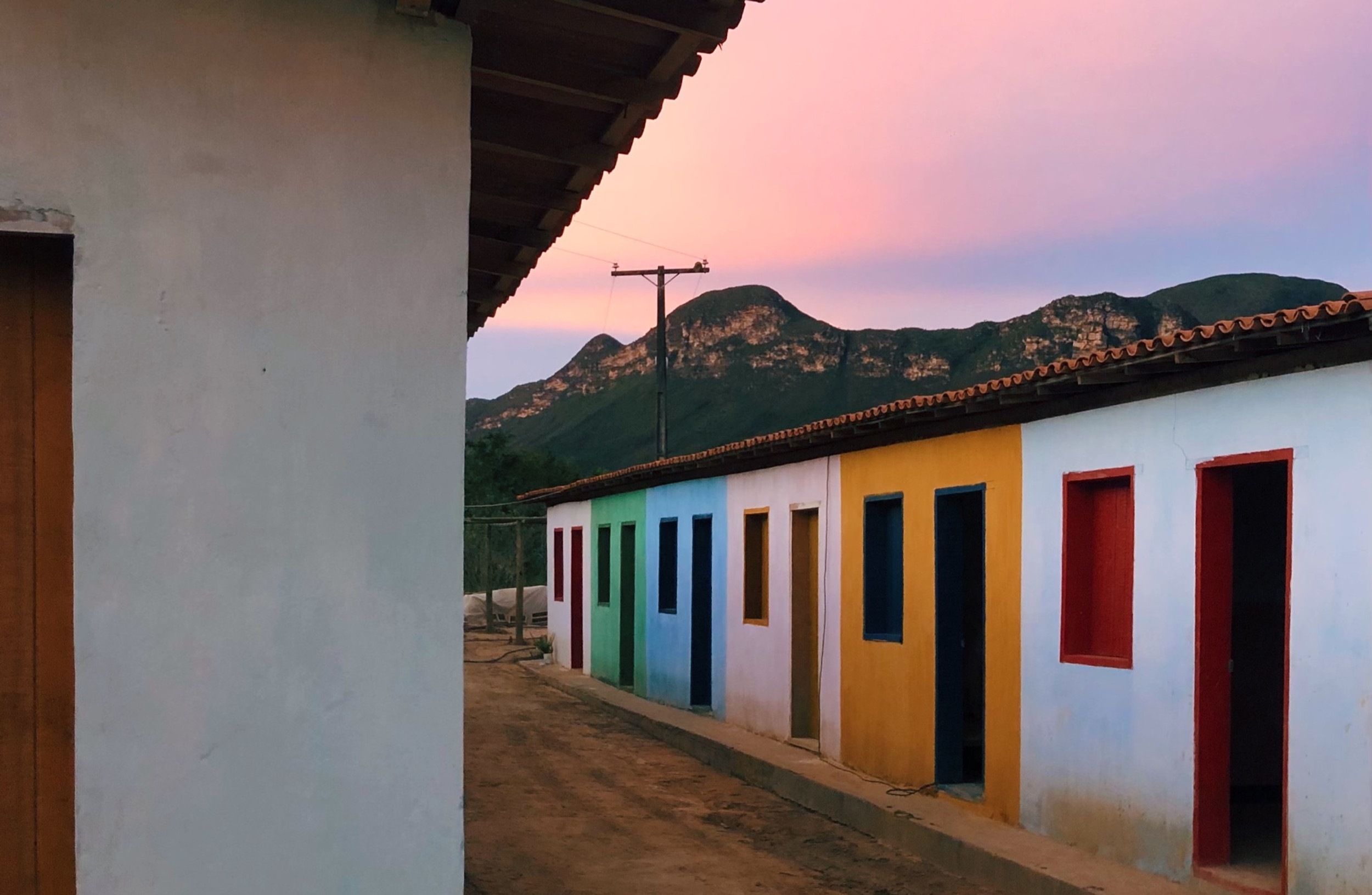 Rose Afefé, "Terra Afefé". Cidade que busca relacionar arte e vida, potencializando os saberes do território. Ibicoara, Bahia. © cortesia Galeria A Gentil Carioca.