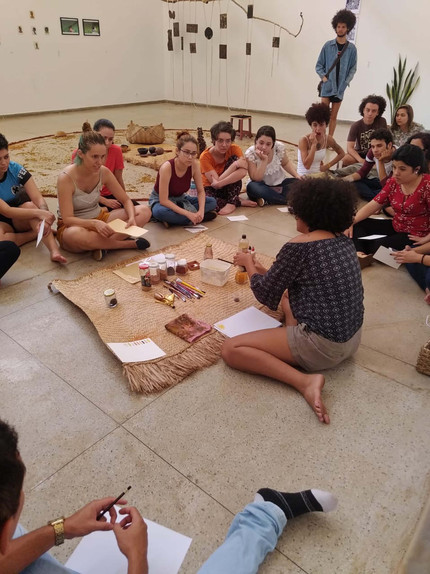 Workshop de pigmentos naturais por Okun na exposição "Das águas se faz tempestade", curadoria de Nutyelly Cena, Goiânia (GO) (Foto: Levante Nacional Trovoa)
