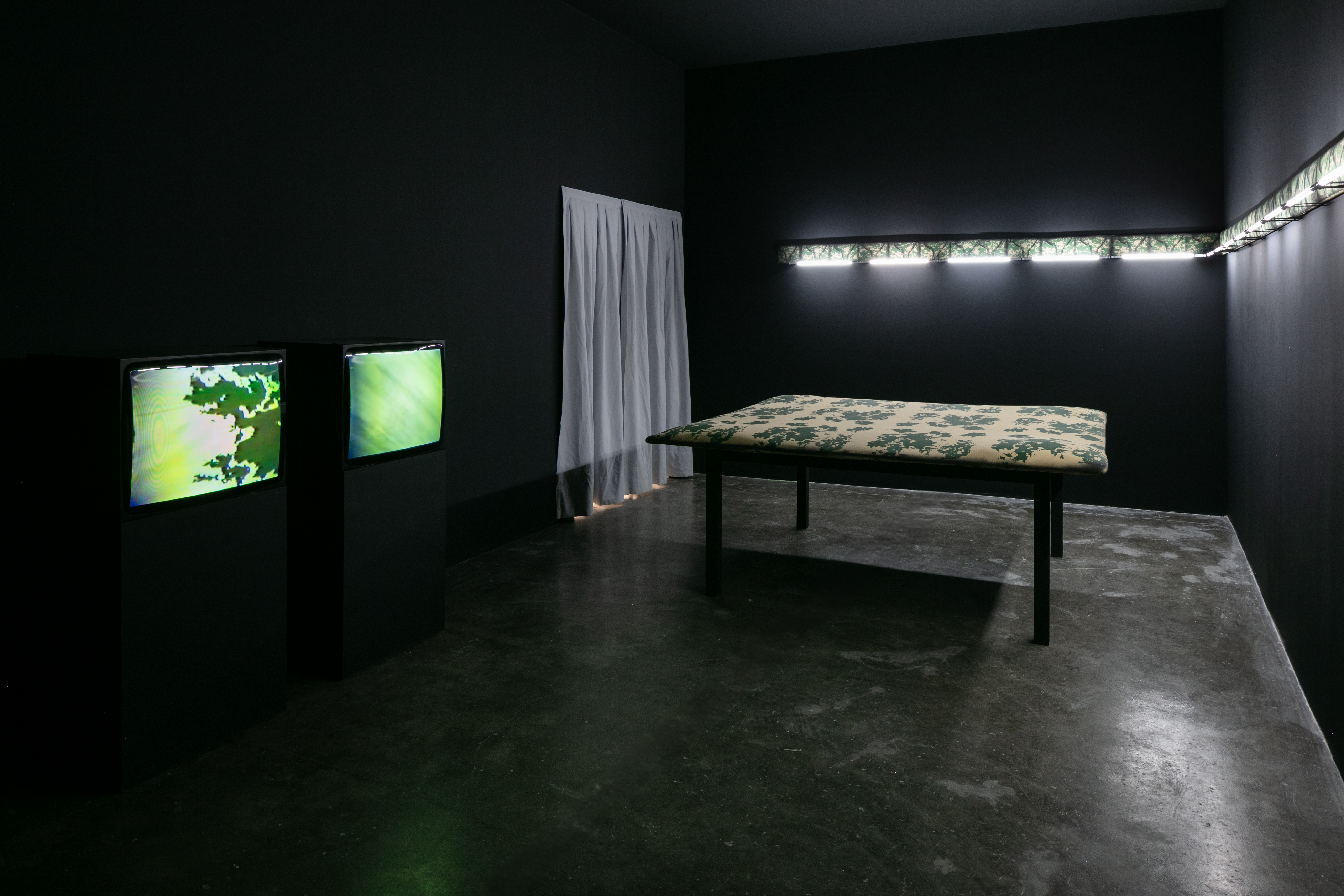 Anna Bella Geiger, Mesa, friso e vídeo macios, 1981, courtesy of the artist and Mendes Wood DM, São Paulo, Brussels, Paris, New York. Photo: Gui Gomes