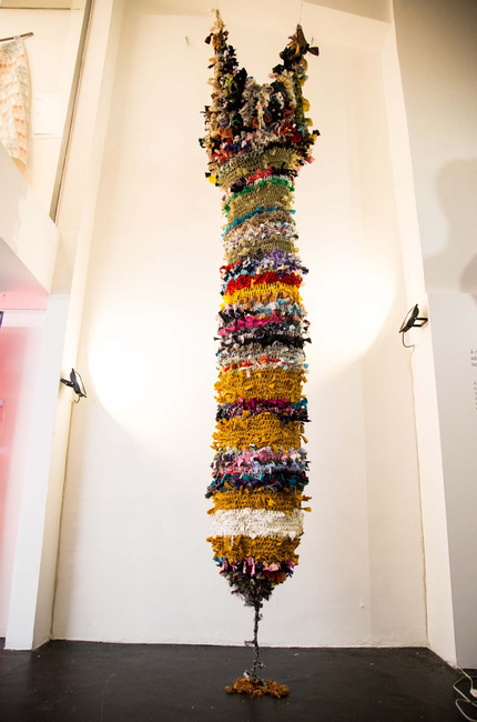 Obra de Lidia Lisboa na exposição "A noite não adormecerá jamais nos nossos olhos", curadoria de Carollina Lauriano, São Paulo (SP) (Foto: Levante Nacional Trovoa)