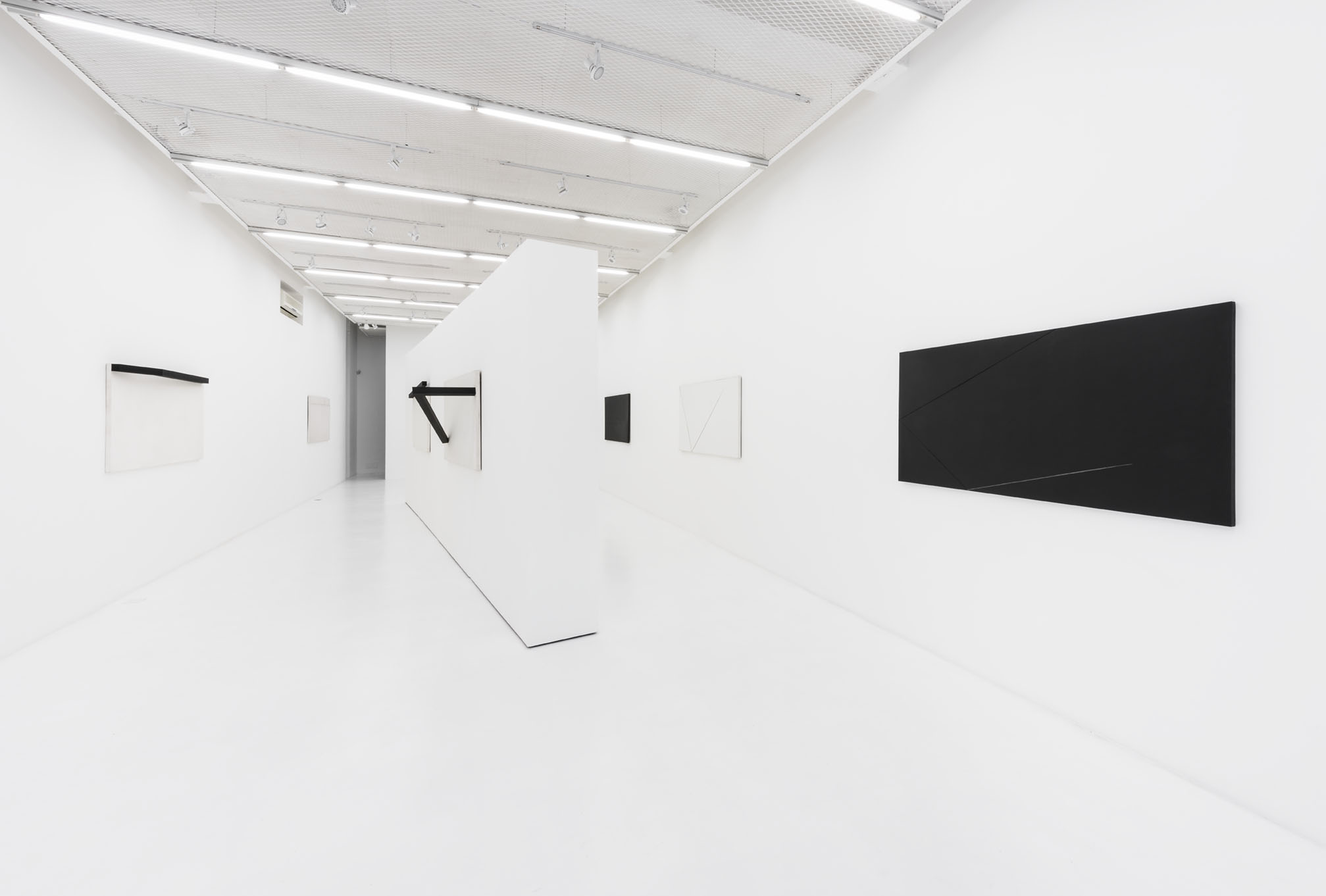 Mira Schendel: Sarrafos Pretos e Brancos